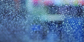 蓝色镜面背景雨点在雨天，4k(超高清)