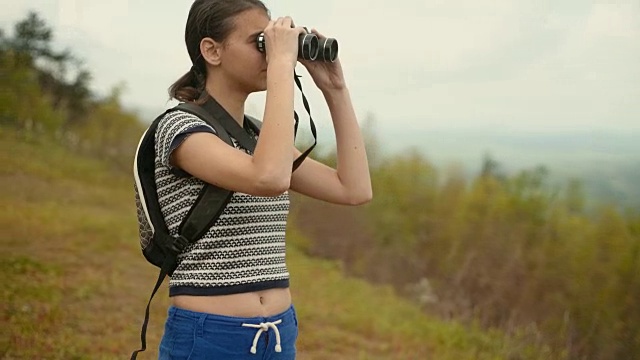 14岁的少女正在观察阿巴拉契亚山脉大烟山的切罗基国家森林，来自美国田纳西州的切罗基天空之路。