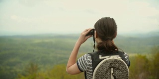 14岁的少女正在观察阿巴拉契亚山脉大烟山的切罗基国家森林，来自美国田纳西州的切罗基天空之路。
