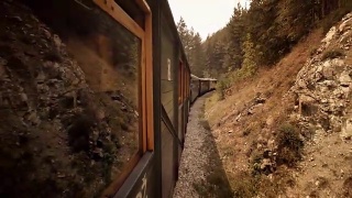 火车通过隧道和山区景观-窄轨铁路视频素材模板下载