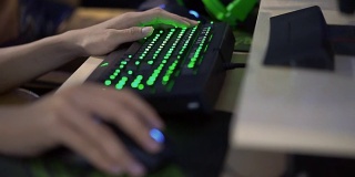 玩家用键盘、鼠标和耳机玩电脑游戏