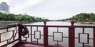 在云天中乘中国船沿河而行。间隔拍摄4 k hyperlapse