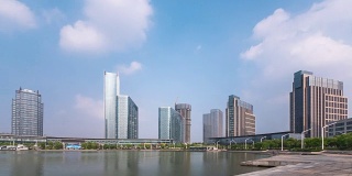 云中的现代办公大楼和苏州新城的天际线。间隔拍摄4 k hyperlapse