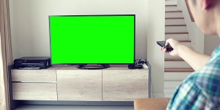 男人看绿屏幕电视