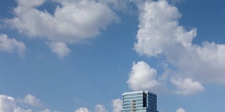 4K延时:蓝天白云与摩天大楼
