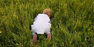 小女孩在草丛中爬行