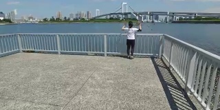 一位日本妇女在公园里完成了她的跑步