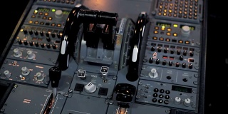 喷气驾驶舱中的系统和仪器