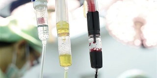 医生给予静脉输液，包装红血球和新鲜冷冻
