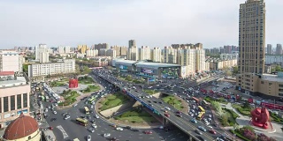 哈尔滨市区十字路口交通繁忙。间隔拍摄4 k