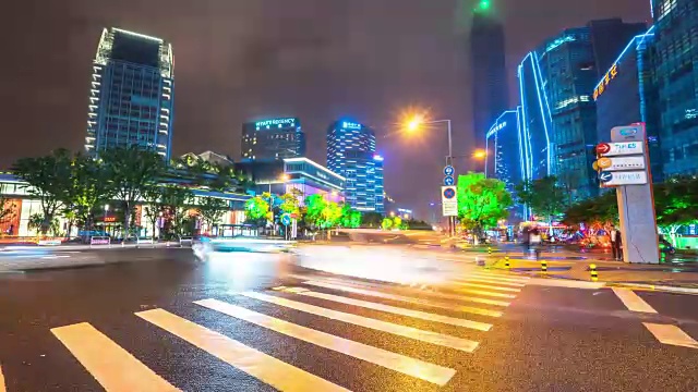 哈尔滨市区夜间十字路口的交通状况。间隔拍摄4 k hyperlapse