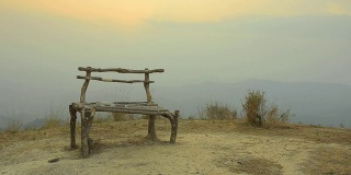 淘金:日落时的一把木椅