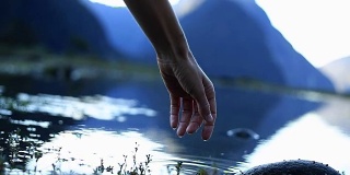 女人的手触到了湖面