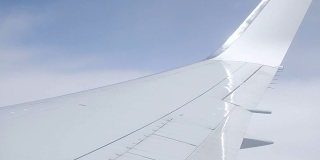 在飞行过程中从飞机窗口看到的云
