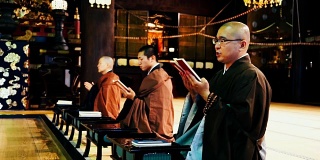 和尚们在日本寺庙里祈祷