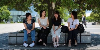 一组充满活力的日本女人有一个有趣的讨论
