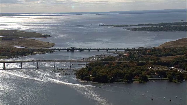 横跨康涅狄格河的公路和铁路桥梁-鸟瞰图-康涅狄格，米德尔塞克斯县，美国