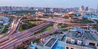 时间推移-北京路交叉口鸟瞰图，白天到夜晚的过渡(WS)