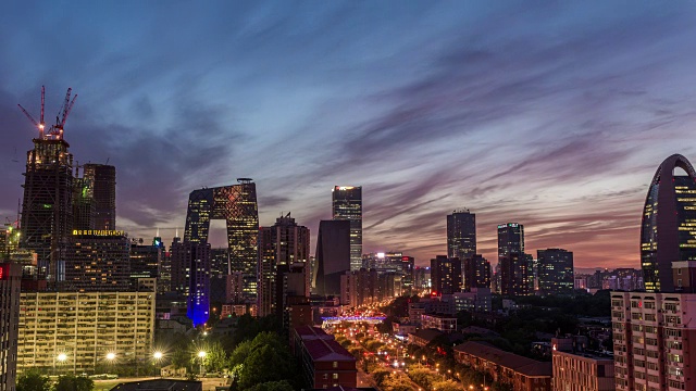 时间流逝——北京天际线鸟瞰图，白天到夜晚的过渡(WS)