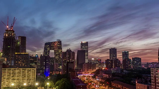 时间流逝-北京天际线鸟瞰图，从白天到夜晚的过渡(WS LR Pan)