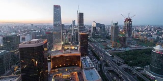时间推移-鸟瞰图北京城市天际线，白天到夜晚过渡(WS缩放平移)