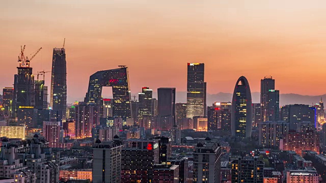 时间流逝-北京天际线鸟瞰图，从白天到夜晚的过渡(RL Pan)
