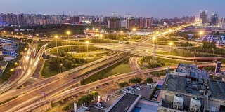 时间推移-北京路交叉口鸟瞰图，白天到夜晚的过渡(WS LR Pan)