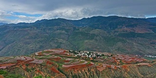 红色的土地，山谷和村庄