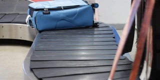 行李放在机场的行李传送带上