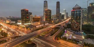 时间流逝——北京城市交通的夜晚，白天到夜晚的过渡(WS，放大)