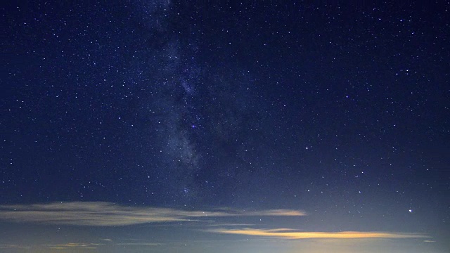 在蓝天中移动银河，从黑夜到黎明，时光流逝