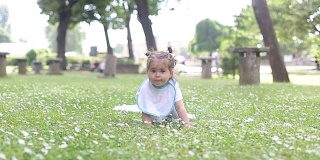 宝宝第一次在草地上爬，捡花