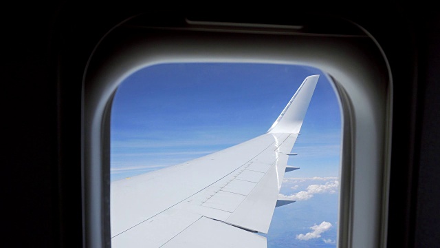 在飞行过程中从飞机窗口看到的景色