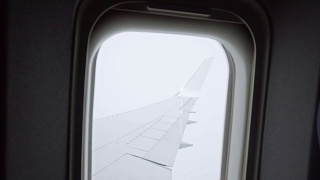 遇到气流时从飞机窗口观看视频素材模板下载