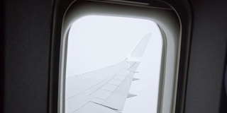 遇到气流时从飞机窗口观看
