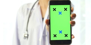 医生显示绿色屏幕的智能手机在白色背景，色度键