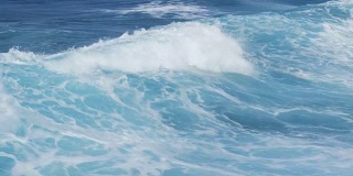 海浪在汹涌的海面上冲破