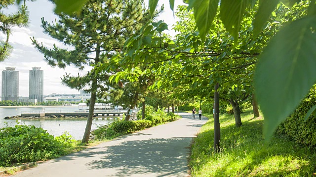 两个年轻的日本女人在公园里跑步