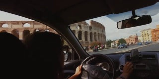 一个女人在罗马开车