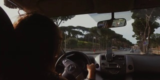 一个女人在罗马开车