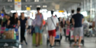 HD:旅客和旅客在机场的始发站行走，慢镜头和模糊的概念