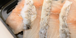日式涮锅和素喜烧用托盘上的鲈鱼片