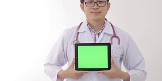 医生拿着绿色屏幕的笔记本电脑