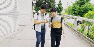 日本学生一边走在人行道上一边使用智能手机