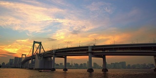 日落时分的彩虹桥