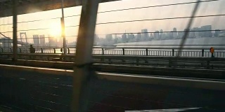 透过轻轨车窗可以看到东京的天际线