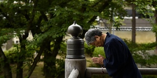一名日本老人在寺庙里祈祷
