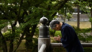 一名日本老人在寺庙里祈祷视频素材模板下载