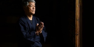 一名日本老人在寺庙里祈祷
