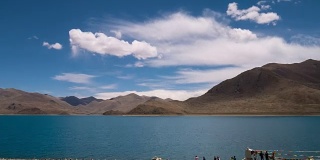 西藏羊卓雍错湖。